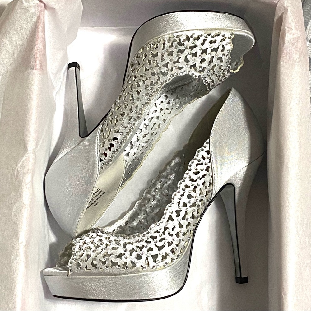Jeanne Beker Silver Lace Style Peep Toe Stiletto Bridal Party Heels BNIB Sz 7.5B
